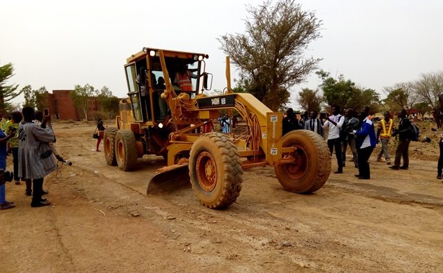Les ministres Eric Bougouma et Alkassoum Maïga lançant les travaux de bitumage des voies d'accès à la cité universitaire de Kossodo