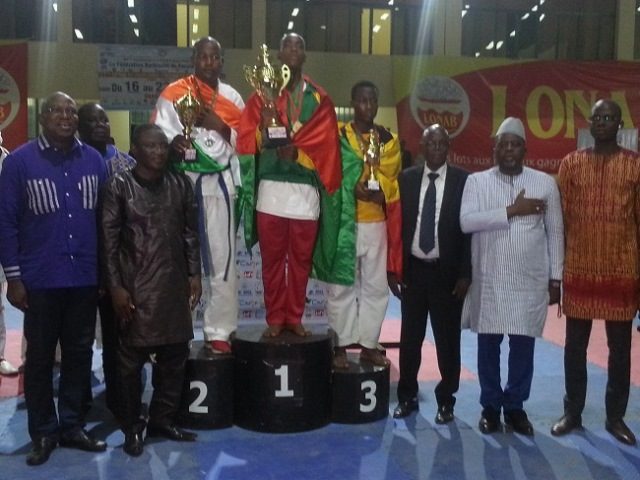 Remise de trophée à la fin du 17è Championnat d'Afrique Zone 3 de karaté-do (Photo B24)