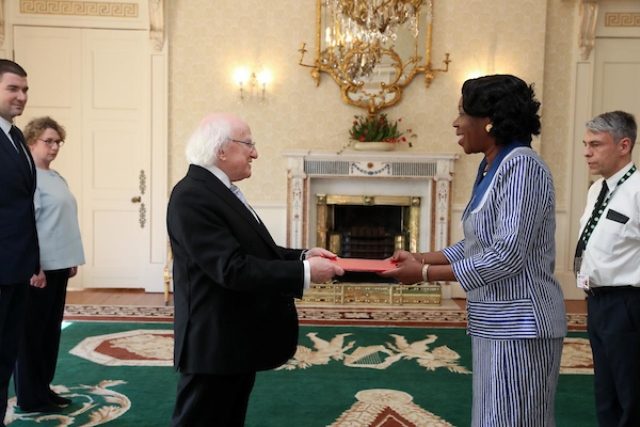 Remise des lettres de créance au président Higgins