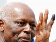 Angola: Dos Santos perd la présidence du parti au pouvoir