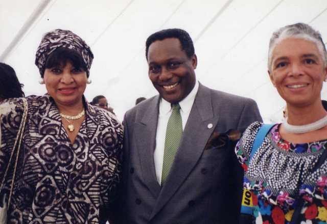 Winnie Mandela, Camille Cosby & Emmanuel Argo 10 mai 1994 à Prétoria lors de l'investiture de Nelson Mandela