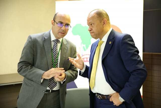 Dr Victor Oladokun en pleine discussion avec son collaborateurChawki Chaheb