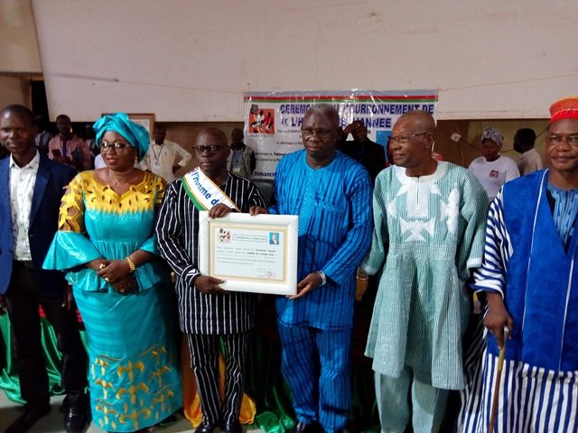 Remise de diplôme à l'Homme de l'année, Raphaël Kouama, en noir tiré de rayure blanche