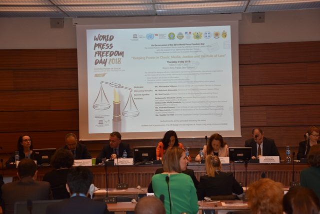 Un panel de professionnels des médias et de représentants des gouvernements