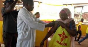 Burkina : Maggi fait vacciner 3000 Mamies et Papy contre la méningite