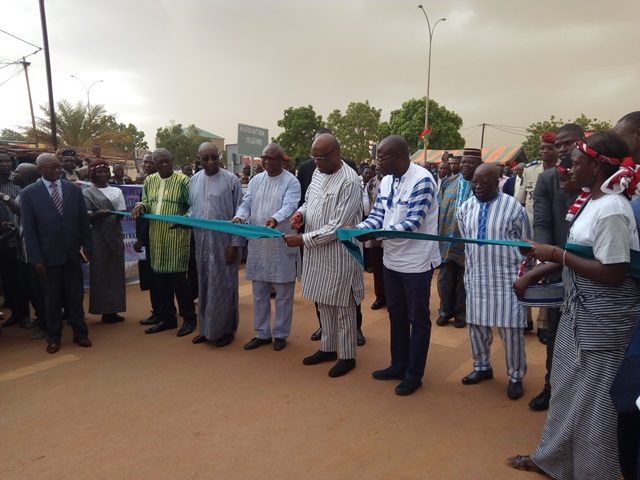 Coupure de ruban à l'inauguration de la rue Wemba Poko