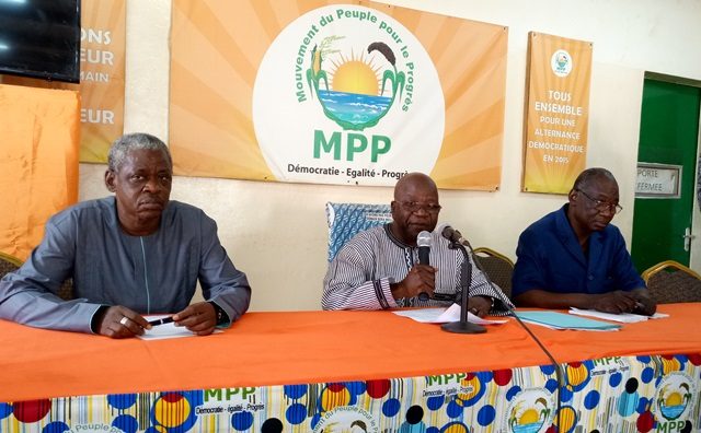 Des responsables du Mouvement du Peuple pour le Progrès (MPP)