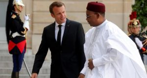Niger: Mahamadou Yssoufou à Paris, les terroristes à Diffa
