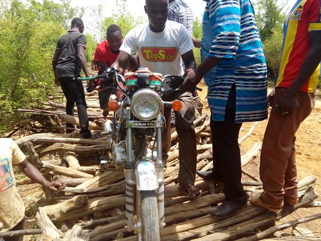 Un riverain qui traverse difficilement le Pont avec une moto