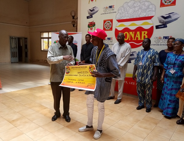 Remise de chèques au gagnant de cinq millions