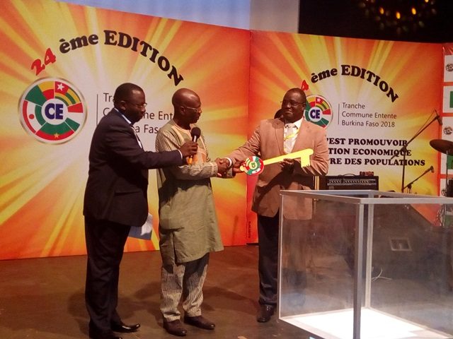 Remise de la clé de la TCE au Togo pour l'organisation du 25è tirage