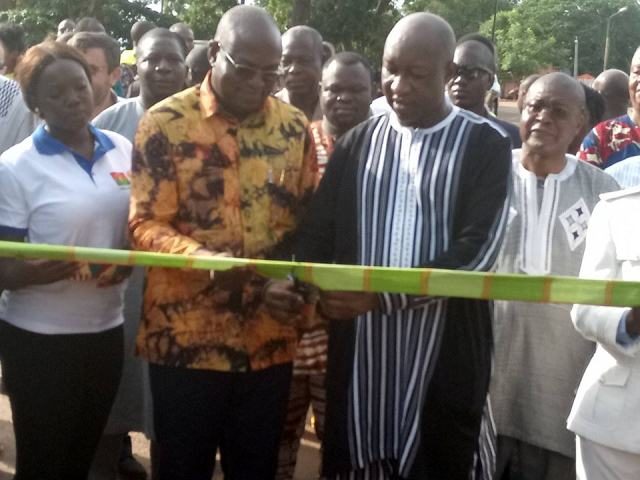 Coupure du ruban par le PRemier ministre marquant l'inauguration de la RN7