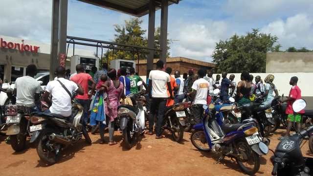 Bousculade ce jeudi dans une station Total à Gaoua (Ph. Sansan Bertin Sib)