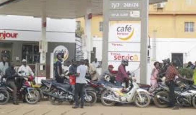Files d'usagers voulant se procurer du carburant