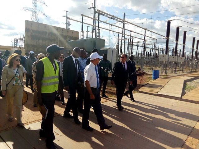 La délégation de la Banque mondiale et du ministère de l'Energie visitant les installations de l'interconnexion à Zagtouli