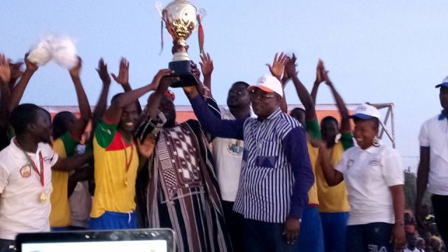 Le ministre Bougouma et le Naaba Koutou de Mogtédo remetant le trophée à l'équipe victorieuse