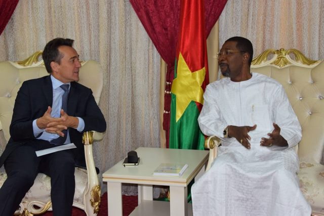 Le président de l'Assemblée burkinabè, Alassane Sakandé en boubou blanc et Xavier Lapeyre de Cabane, ambassadeur françias au Burkina Faso