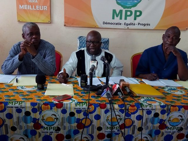 Le président par intérim du MPP, Simon Compaoré, au centre