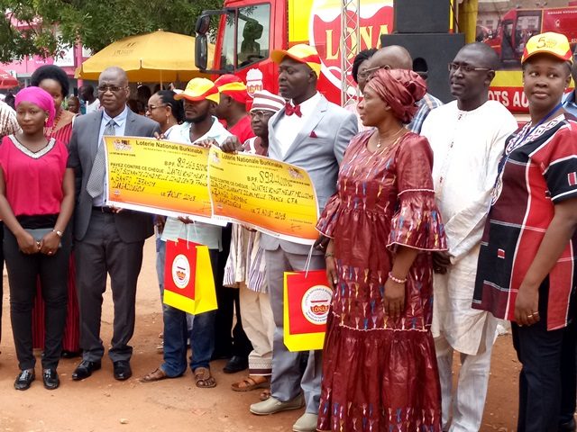 Remise de lots à la LONAB