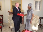 Jacqueline Zaba/Nikiéma remet les copies figurées de ses lettres de créances au directeur du protocole du Foreign Office