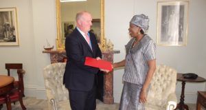 Jacqueline Zaba/Nikiéma remet les copies figurées de ses lettres de créances au directeur du protocole du Foreign Office