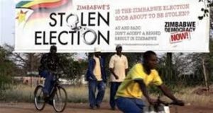 Elections en Afrique: ça dérape au Zimbabwe, ça inquiète au Mali