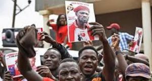 Retour de Bobi Wine: le pouvoir ougandais fabrique une légende!