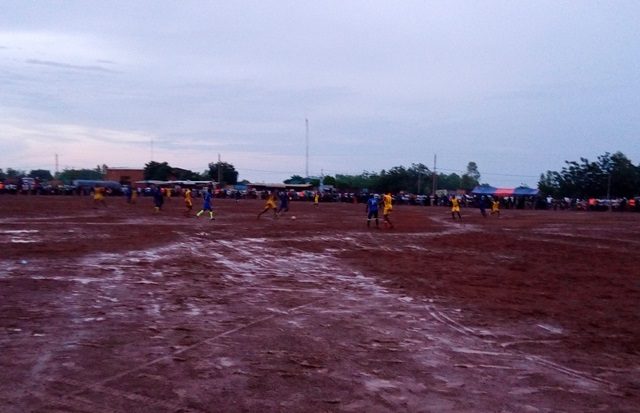 L'équipe de Saaba en jaune affrontant celle de l'arrondissement 9, en bleu, de Ouagadougou au match de lancement de la compétition du Conseil régional du centre du Burkina