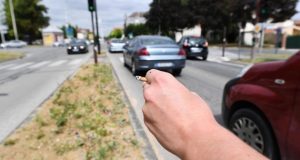 Mégots de cigarette jetés en pleine circulation : très dangereux