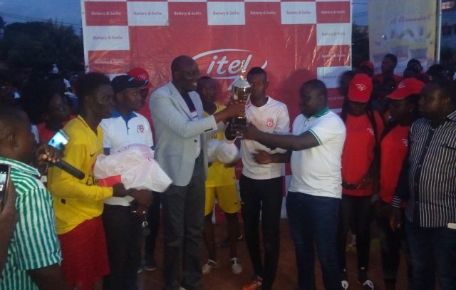 Remise de trophée à la fin de la finale du tournoi maracana Nong-Taaba
