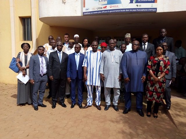 Photo de famille à l'ouverture de la rencontre sur le Projet régional de gestion durable des déchets