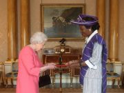 Londres/Ouagadougou: Jacqueline Marie Zaba/Nikiéma présente ses lettres de créances à la Reine d’Angleterre