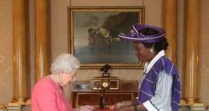 Londres/Ouagadougou: Jacqueline Marie Zaba/Nikiéma présente ses lettres de créances à la Reine d’Angleterre