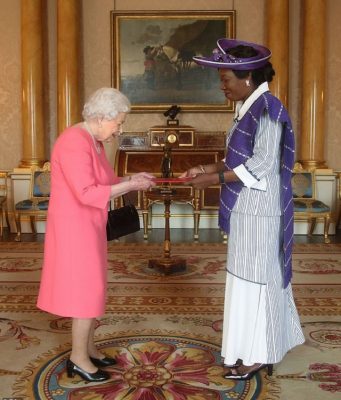 Londres/Ouagadougou: Jacqueline Marie Zaba/Nikiéma présente ses lettres de créances à la Reine d’Angleterre