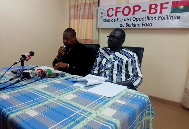 Aristide Ouédraogo, président du Front patriotique pour le renouveau (FPR), micro en main