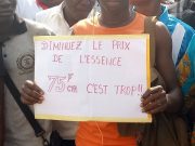 Gilets jaunes en France, Chemises rouges au Burkina: le carburant fait marcher