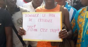 Gilets jaunes en France, Chemises rouges au Burkina: le carburant fait marcher