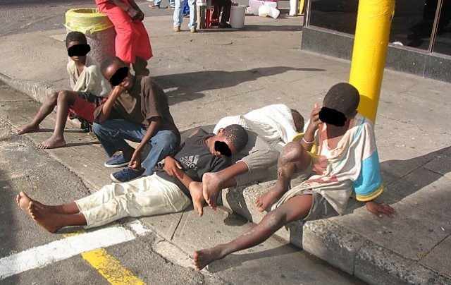 Des-enfants-en-situation-difficile-vivant-dans-les-rues