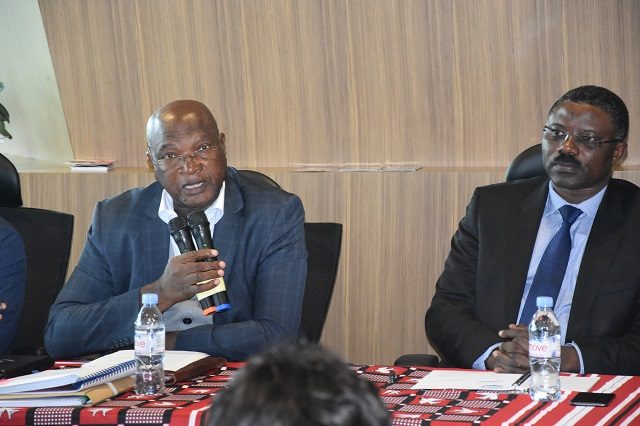 Le commissaire Benoit Ilboudo de la CENI (micro) et l'Ambassadeur Sougouri