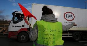 France: nouveau recul de Macron mais des «gilets jaunes» toujours remontés