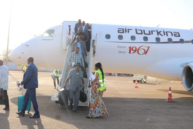 Des passagers débarquant de l'EMBRAER 175 à l'arrivée de Bobo