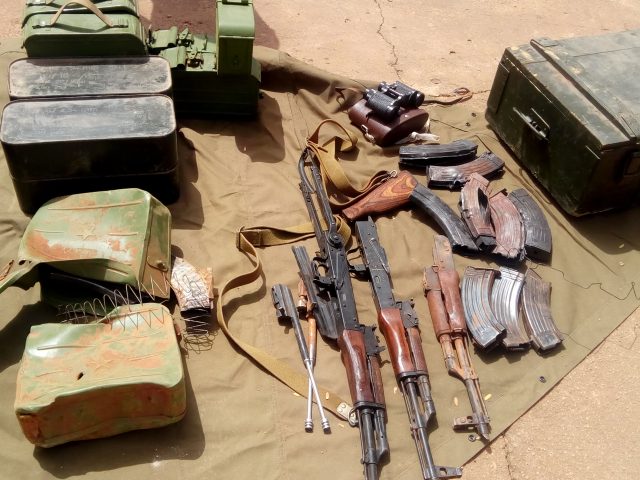 Des armes et des munitions saisies