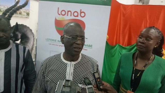 Le directeur général de la LONAB au stand pour encourager ses agents