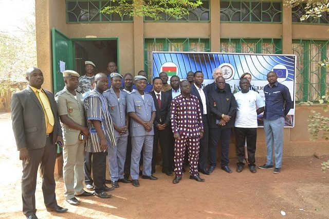 Photo de famille des participants à l'atlier de validation de la politique pénale