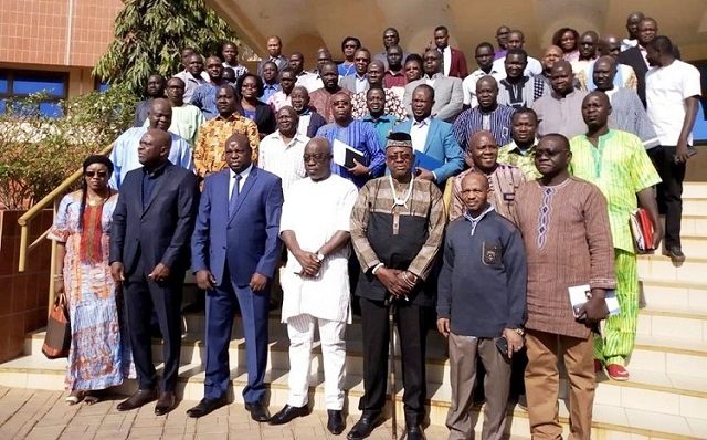 photo de famille à l'issue de la cérémonie d'ouverture de l'atelier