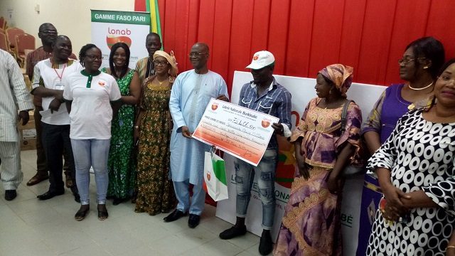 Le directeur général de la LONAB remettant le chèque de lheureux gagnant