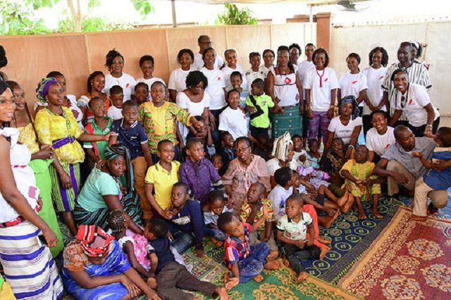 Photo de famille à la fin de la visite des femmes de AIr France à l'ABAPE