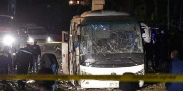 Un car ayant sauté sur un engin explosif