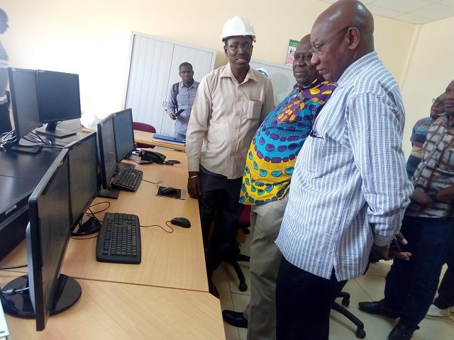 Visite des directeurs généraux de la Sonabel et du Gridco dans la salle de commande de l'interconnexion Bolgatanga-Ouagadougou sise à Zagtouli