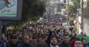 Algérie: la rue bouillonne, Bouteflika plie mais ne rompt pas!